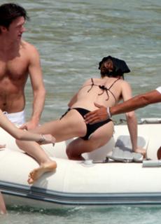 Eva Herzigova feet photo thumbnail