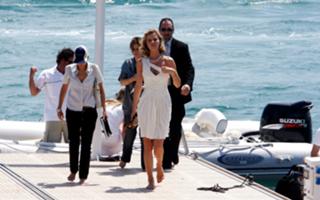 Eva Herzigova feet photo thumbnail