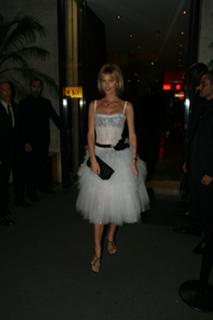 Eva Herzigova feet photo thumbnail