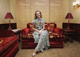 Eva Herzigova feet photo thumbnail