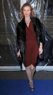 Eva Herzigova feet photo thumbnail