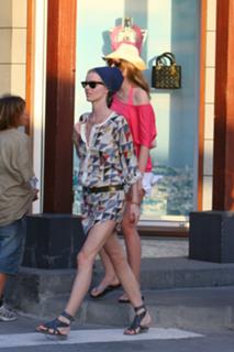 Eva Herzigova feet photo thumbnail