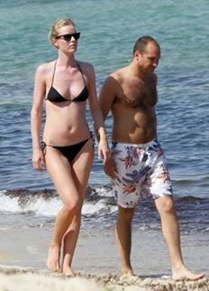 Eva Herzigova feet photo thumbnail