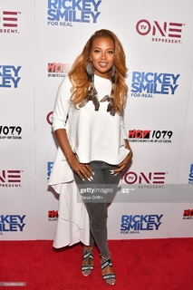 Eva Marcille feet photo thumbnail