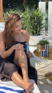 Eva Mendes feet photo thumbnail