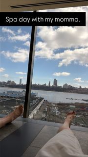 Eva Pilgrim feet photo 1