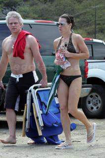 Evangeline Lilly feet photo thumbnail