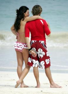 Evangeline Lilly feet photo thumbnail