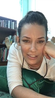 Evangeline Lilly feet photo thumbnail