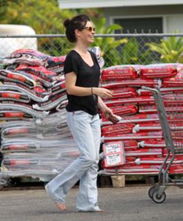 Evangeline Lilly feet photo thumbnail