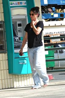 Evangeline Lilly feet photo thumbnail