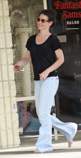Evangeline Lilly feet photo thumbnail