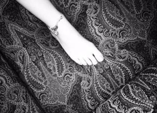 Eve Hewson feet photo thumbnail