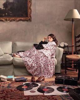 Eve Hewson feet photo thumbnail