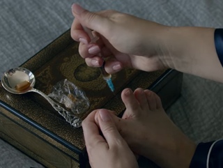 Eve Hewson feet photo thumbnail