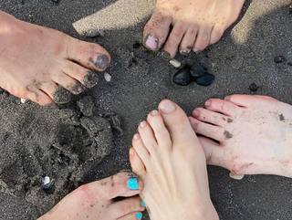 Eve Hewson feet photo thumbnail