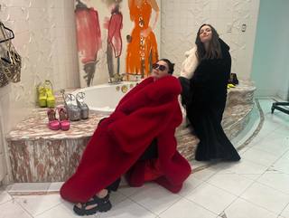 Eve Hewson feet photo thumbnail