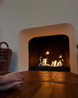 Eve Hewson feet photo thumbnail