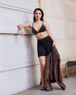 Eve Hewson feet photo thumbnail