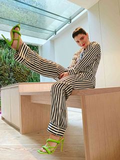 Eve Hewson feet photo thumbnail