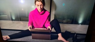 Eve Myles feet photo 4