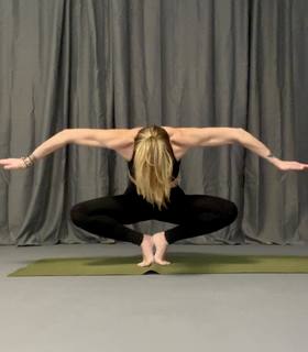 Evelina Papoulia feet photo 13