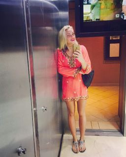 Evelyn Burdecki feet photo thumbnail