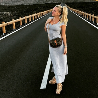 Evelyn Burdecki feet photo thumbnail