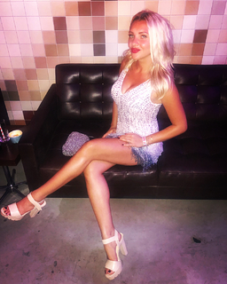 Evelyn Burdecki feet photo thumbnail