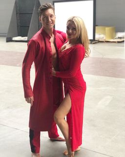 Evelyn Burdecki feet photo thumbnail