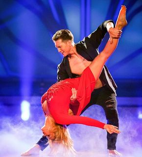 Evelyn Burdecki feet photo thumbnail