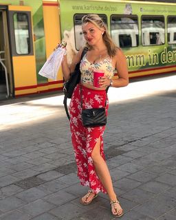 Evelyn Burdecki feet photo thumbnail