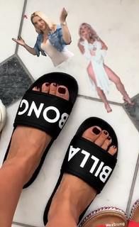 Evelyn Burdecki feet photo thumbnail