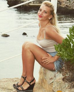 Evelyn Burdecki feet photo thumbnail