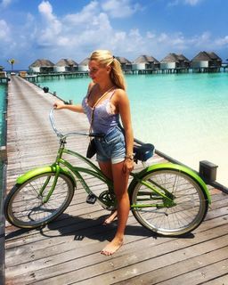 Evelyn Burdecki feet photo thumbnail