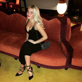 Evelyn Burdecki feet photo thumbnail