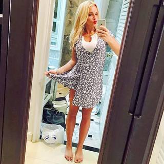 Evelyn Burdecki feet photo thumbnail