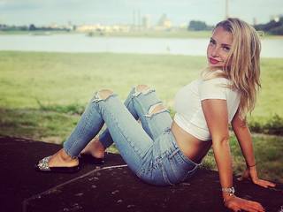 Evelyn Burdecki feet photo thumbnail