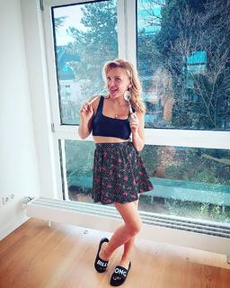 Evelyn Burdecki feet photo thumbnail