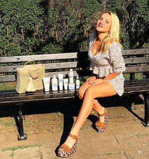 Evelyn Burdecki feet photo thumbnail