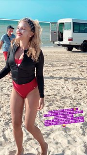 Evelyn Burdecki feet photo thumbnail