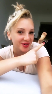 Evelyn Burdecki feet photo thumbnail