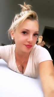 Evelyn Burdecki feet photo thumbnail