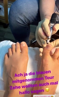 Evelyn Burdecki feet photo thumbnail