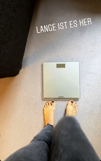 Evelyn Burdecki feet photo thumbnail