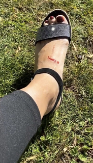 Evelyn Burdecki feet photo thumbnail