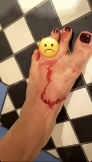 Evelyn Burdecki feet photo thumbnail