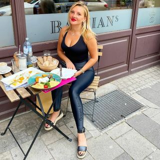 Evelyn Burdecki feet photo thumbnail