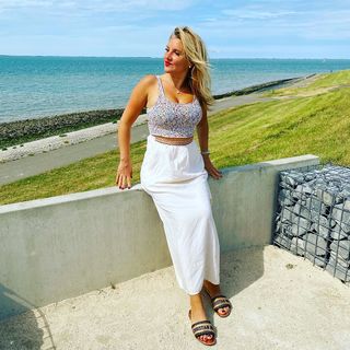 Evelyn Burdecki feet photo thumbnail