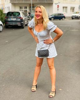 Evelyn Burdecki feet photo thumbnail